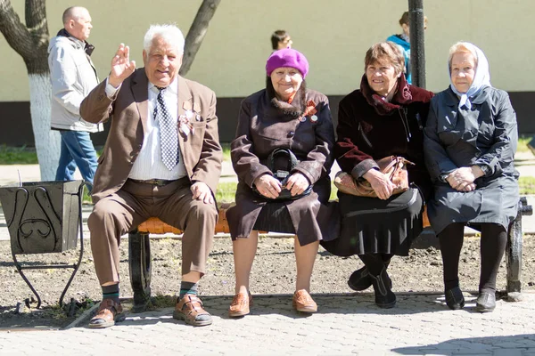 Petropavlovsk, Kazakistan - 9 Mayıs 2016: 9 Mayıs 2016 Petropavlovsk, Kazakistan'daki zafer günü. Ölü savaş anısına. Üyeler mutlu.