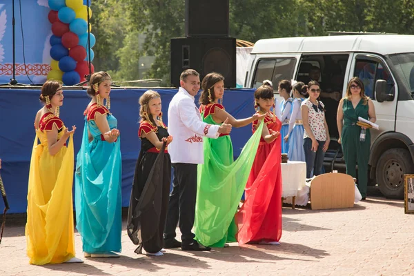 Petropavlovsk, Kazakistan - 28 Temmuz 2016: Festival, 80 yıl Kuzey Kazakistan bölgesi. Kitle kutlama etnik halk, geleneksel kostümleri insanlar sokaklarda Petropavlovsk kutlamak..
