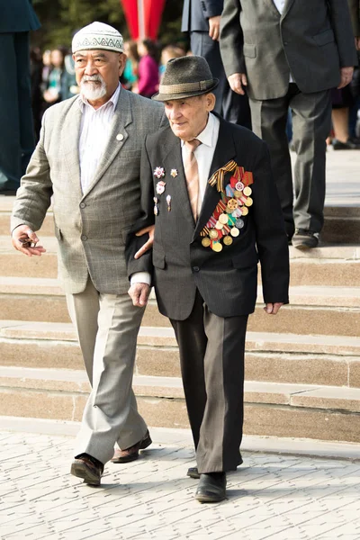 Petropavlovsk 7 Mayıs 2016: Resmi tatil. Defender'ı vatan günün Kazakistan'da 7 Mayıs kutladı. Asker ve askeri. Toplu kutlamalar insanlar.