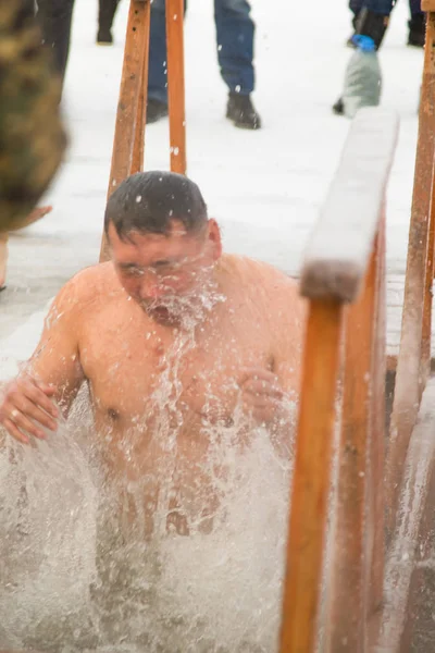 Petropavlovsk, Kazakistan - 19 Ocak 2018: vaftiz. Kışın buz delik insanlar yüzmek.