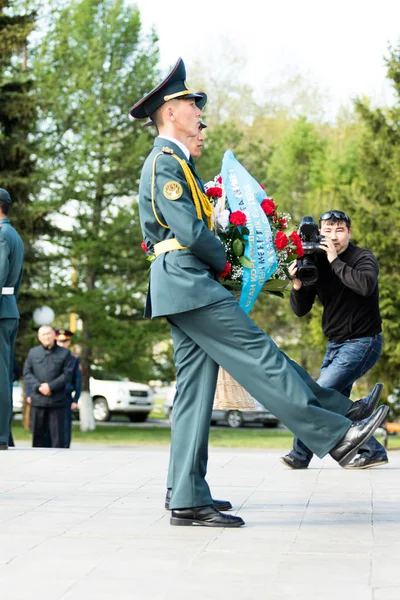 Petropavlovsk 7 Mayıs 2016: Resmi tatil. Defender'ı vatan günün Kazakistan'da 7 Mayıs kutladı. Asker ve askeri. Toplu kutlamalar insanlar.