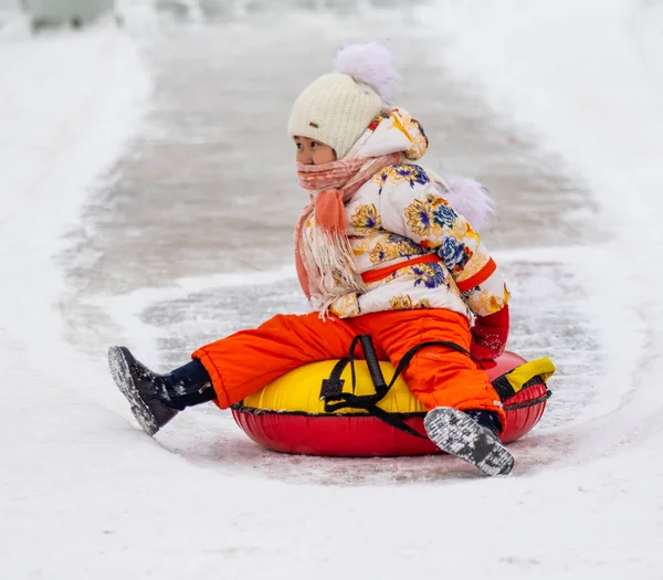 ペトロパブロフスク カザフスタン 2019 子供たちは氷のような丘の上に乗る 大人と子供が一緒に公園でのんびり — ストック写真