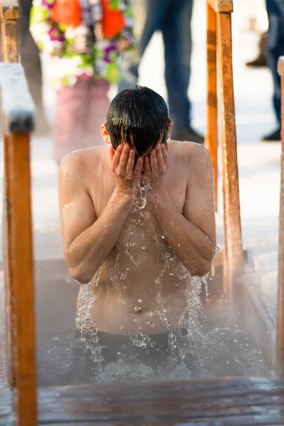 Petropavlovsk, Kazakistan - 19 Ocak 2018: vaftiz. Kışın buz delik insanlar yüzmek.