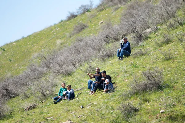 Kazakistan, Çimkent - 9 Nisan 2017. Erkekler kadınlar kadınlar çocuk dağlar bahar. Jöle manzara manzara.