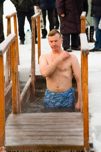 Petropavlovsk, Kazakistan - 19 Ocak 2018: vaftiz. Kışın buz delik insanlar yüzmek.