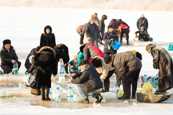 Petropavlovsk, Kazakistan - 19 Ocak 2018: vaftiz. Kışın buz delik insanlar yüzmek.