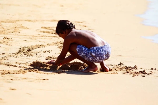 Mısır, Sharm El Sheikh -20 Temmuz 2018: plaj tatil, Bay Na'ama Bai, kumlu plaj denizin insanlar ölüyor. Red Sea'deki/daki Sina Yarımadası.