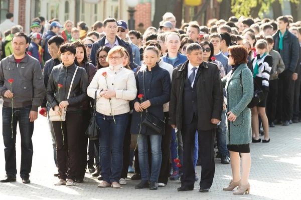 Petropavlovsk 7 Mayıs 2016: Resmi tatil. Defender'ı vatan günün Kazakistan'da 7 Mayıs kutladı. Asker ve askeri. Toplu kutlamalar insanlar.