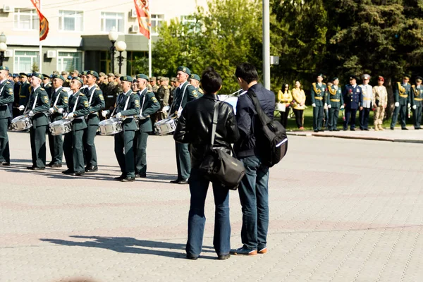 Petropavlovsk 7 Mayıs 2016: Resmi tatil. Defender'ı vatan günün Kazakistan'da 7 Mayıs kutladı. Asker ve askeri. Toplu kutlamalar insanlar.