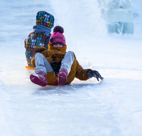 Petropavlovsk Kazachstán Ledna 2019 Děti Jezdit Ledové Hory Dospělí Děti — Stock fotografie