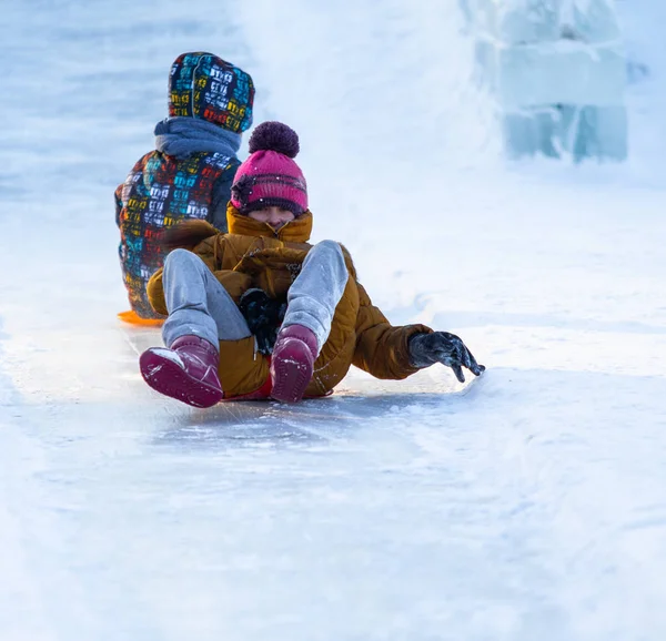 Petropavlovsk Kasachstan Januar 2019 Kinder Fahren Auf Einem Vereisten Hügel — Stockfoto