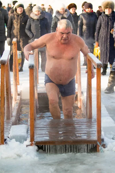 Petropavlovsk, Kazakistan - 19 Ocak 2018: vaftiz. Kışın buz delik insanlar yüzmek.