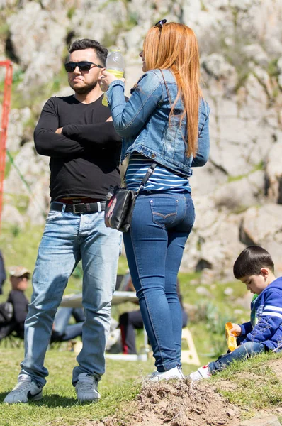 Kazakistan, Çimkent - 9 Nisan 2017. Erkekler kadınlar kadınlar çocuk dağlar bahar. Jöle manzara manzara.