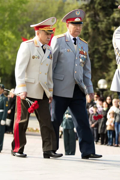 Petropavlovsk 7 Mayıs 2016: Resmi tatil. Defender'ı vatan günün Kazakistan'da 7 Mayıs kutladı. Asker ve askeri. Toplu kutlamalar insanlar.