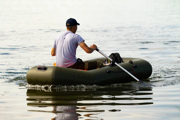 ペトロパブロフスク カザフスタン 2018 湖でゴムボートに人々 は魚します Pestroe ペトロパブロフスク カザフスタン — ストック写真