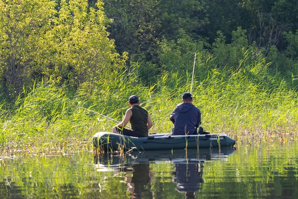 Petropavlovsk, Kazakistan - 28 Temmuz 2018: İnsanlar göl kenarında lastik gemilerde balıkçılar, balık. Lake Pestroe, Petropavlovsk, Kazakistan.