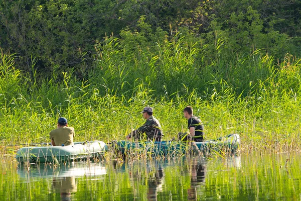 Petropavlovsk Kazakistan Luglio 2018 Pescatori Persone Gommoni Sul Pesce Lago — Foto Stock