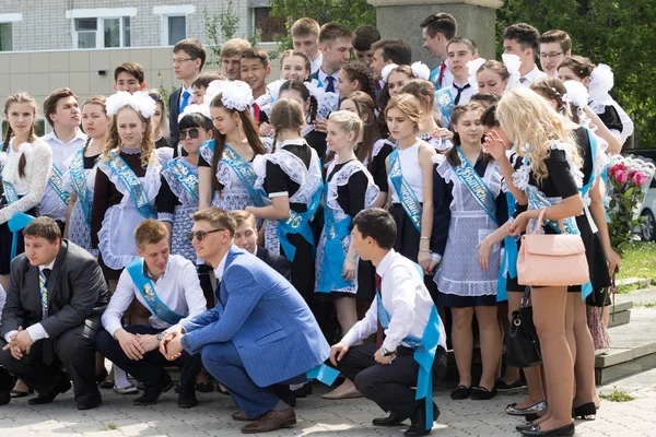 加罗巴甫洛夫斯克 2016年5月25日 庄严的活动 最后一个钟 学校放假的最后一个电话 2016年毕业生 蓝色补丁 — 图库照片