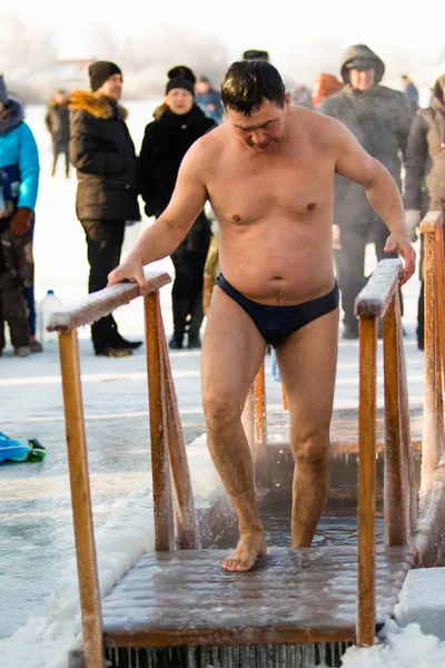 Petropavlovsk, Kazakistan - 19 Ocak 2018: vaftiz. Kışın buz delik insanlar yüzmek.