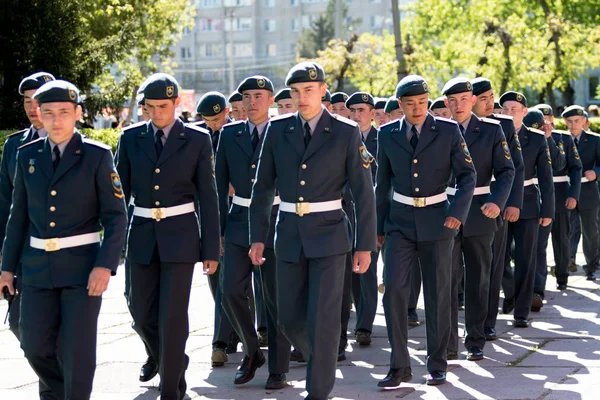 Petropavlovsk, Kazakistan - 9 Mayıs 2016: 9 Mayıs 2016 Petropavlovsk, Kazakistan'daki zafer günü. Ölü savaş anısına. Üyeler mutlu.