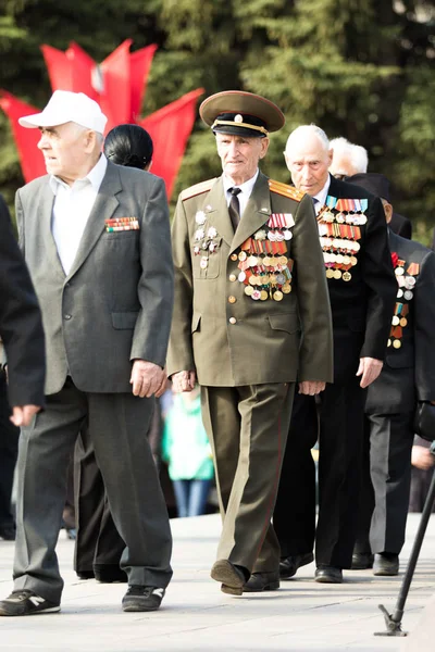 Petropavlovsk 7 Mayıs 2016: Resmi tatil. Defender'ı vatan günün Kazakistan'da 7 Mayıs kutladı. Asker ve askeri. Toplu kutlamalar insanlar.