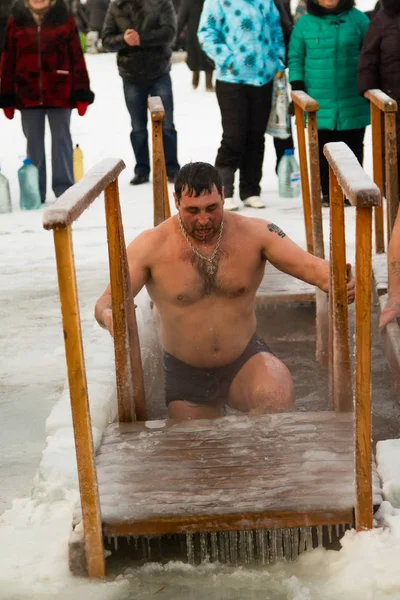 Petropavlovsk, Kazakistan - 19 Ocak 2018: vaftiz. Kışın buz delik insanlar yüzmek.