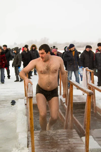 Petropavlovsk, Kazakistan - 19 Ocak 2018: vaftiz. Kışın buz delik insanlar yüzmek.