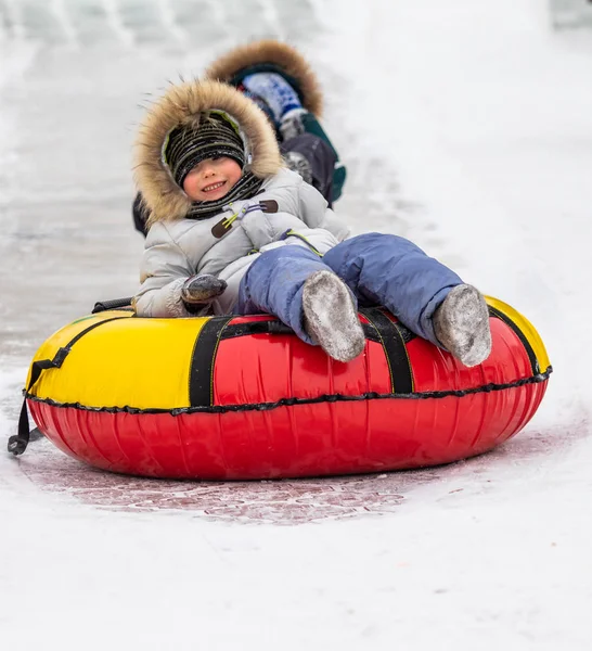 ペトロパブロフスク カザフスタン 2019 子供たちは氷のような丘の上に乗る 大人と子供が一緒に公園でのんびり — ストック写真