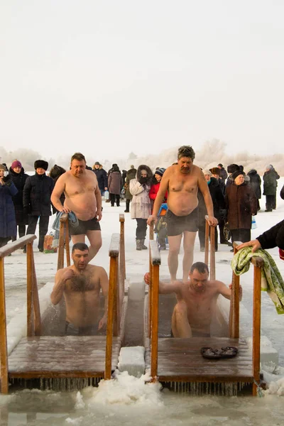 Petropavlovsk, Kazakistan - 19 Ocak 2018: vaftiz. Kışın buz delik insanlar yüzmek.