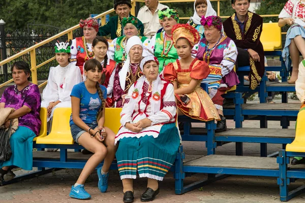 Petropavlovsk, Kazakistan - 28 Temmuz 2016: Festival, 80 yıl Kuzey Kazakistan bölgesi. Kitle kutlama etnik halk, geleneksel kostümleri insanlar sokaklarda Petropavlovsk kutlamak..