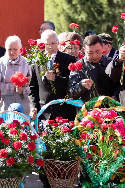 Petropavlovsk, Kazakistan - 9 Mayıs 2016: 9 Mayıs 2016 Petropavlovsk, Kazakistan'daki zafer günü. Ölü savaş anısına. Üyeler mutlu.