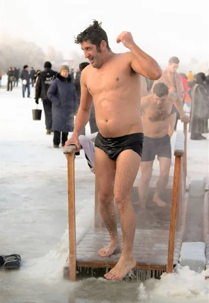 Petropavlovsk, Kazakistan - 19 Ocak 2018: vaftiz. Kışın buz delik insanlar yüzmek.