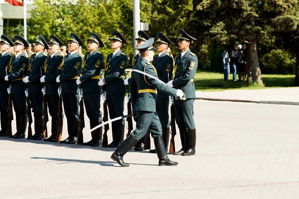 Petropavlovsk 7 Mayıs 2016: Resmi tatil. Defender'ı vatan günün Kazakistan'da 7 Mayıs kutladı. Asker ve askeri. Toplu kutlamalar insanlar.
