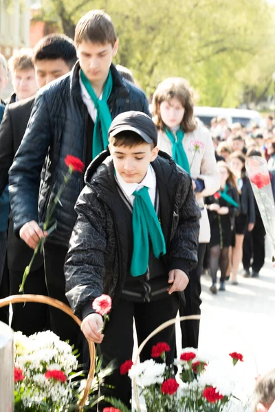 Petropavlovsk 7 Mayıs 2016: Resmi tatil. Defender'ı vatan günün Kazakistan'da 7 Mayıs kutladı. Asker ve askeri. Toplu kutlamalar insanlar.
