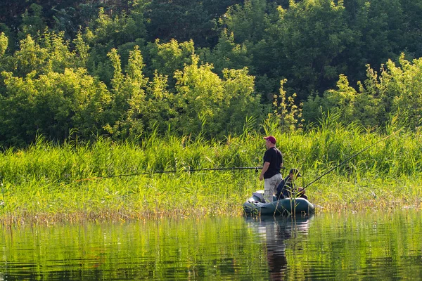 ペトロパブロフスク カザフスタン 2018 湖でゴムボートに人々 は魚します Pestroe ペトロパブロフスク カザフスタン — ストック写真