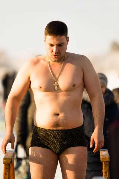 Petropavlovsk, Kazakistan - 19 Ocak 2018: vaftiz. Kışın buz delik insanlar yüzmek.