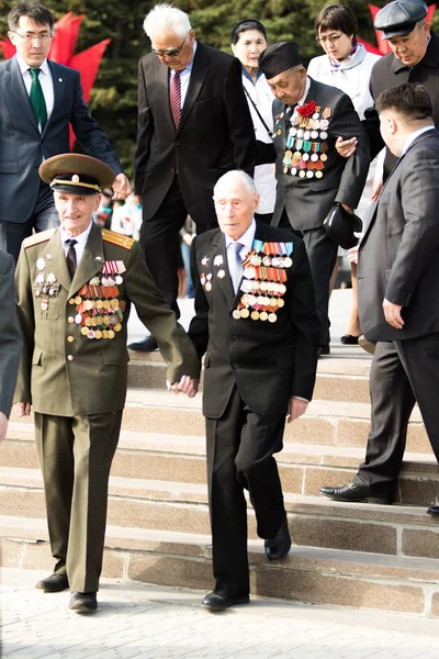 Petropavlovsk 7 Mayıs 2016: Resmi tatil. Defender'ı vatan günün Kazakistan'da 7 Mayıs kutladı. Asker ve askeri. Toplu kutlamalar insanlar.