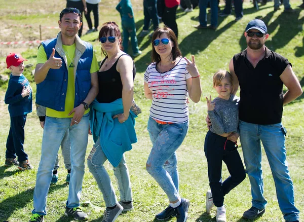 Kazakistan, Çimkent - 9 Nisan 2017. Erkekler kadınlar kadınlar çocuk dağlar bahar. Jöle manzara manzara.