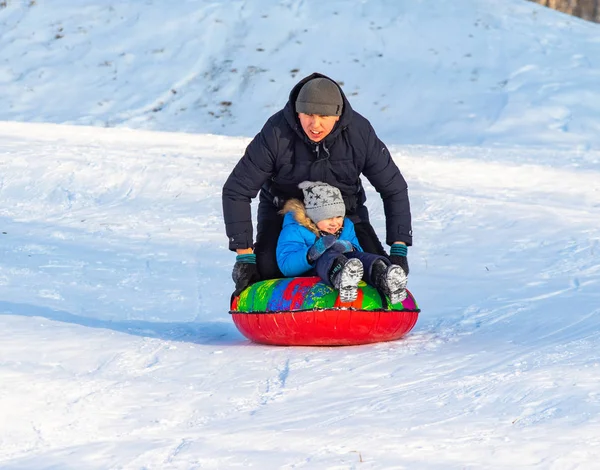 Petropavlovsk Kazakhstan Dezembro 2018 Crianças Pais Esquiam Inverno Trenó Cazaquistão — Fotografia de Stock