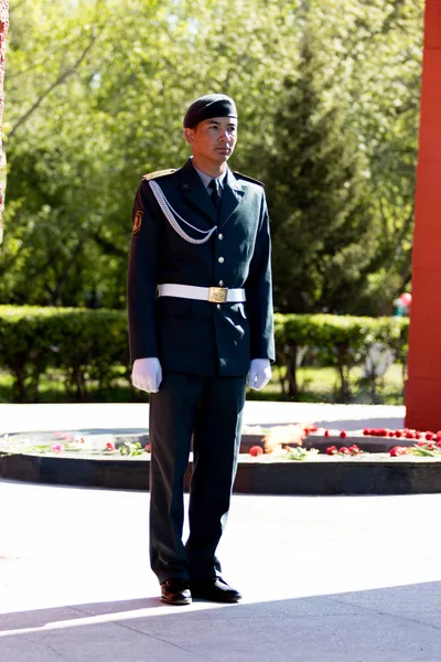 Petropavlovsk, Kazakistan - 9 Mayıs 2016: 9 Mayıs 2016 Petropavlovsk, Kazakistan'daki zafer günü. Ölü savaş anısına. Üyeler mutlu.