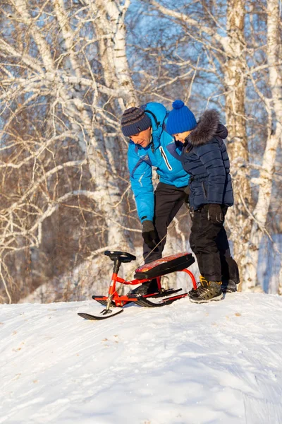 Petropavlovsk, Kazakistan - 23 Aralık 2018: çocuklar ve ebeveynler Kayak Kış bir kızak üzerinde. Kazakistan, spor tatil.