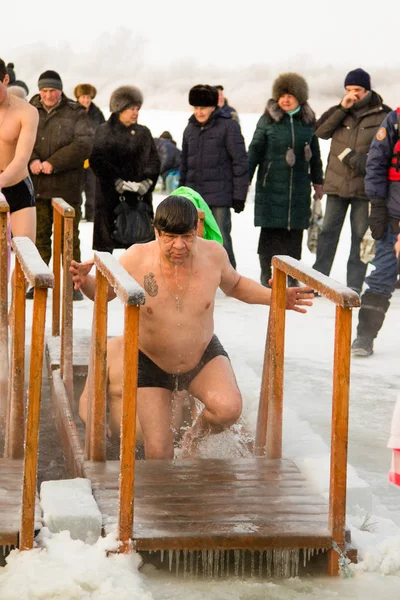 Petropavlovsk, Kazakistan - 19 Ocak 2018: vaftiz. Kışın buz delik insanlar yüzmek.
