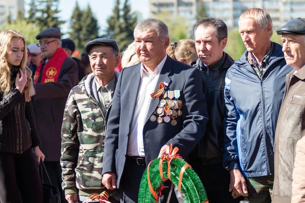Petropavlovsk, Kazakistan - 9 Mayıs 2016: 9 Mayıs 2016 Petropavlovsk, Kazakistan'daki zafer günü. Ölü savaş anısına. Üyeler mutlu.