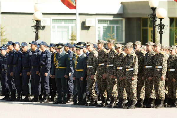 Petropavlovsk 7 Mayıs 2016: Resmi tatil. Defender'ı vatan günün Kazakistan'da 7 Mayıs kutladı. Asker ve askeri. Toplu kutlamalar insanlar.