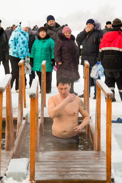 Petropavlovsk, Kazakistan - 19 Ocak 2018: vaftiz. Kışın buz delik insanlar yüzmek.
