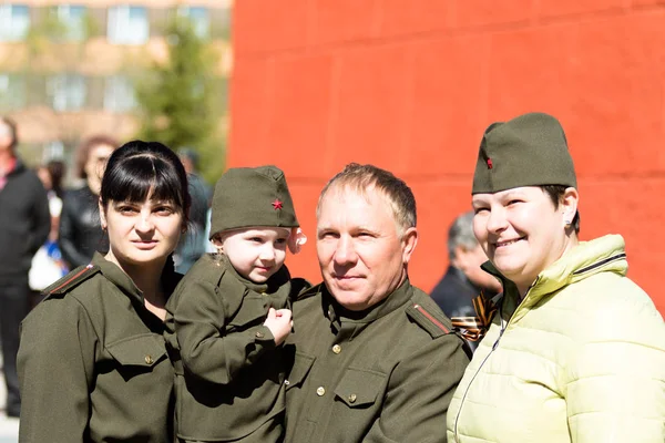 Petropavlovsk, Kazakistan - 9 Mayıs 2016: 9 Mayıs 2016 Petropavlovsk, Kazakistan'daki zafer günü. Ölü savaş anısına. Üyeler mutlu.