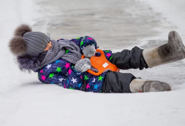 ペトロパブロフスク カザフスタン 2019 子供たちは氷のような丘の上に乗る 大人と子供が一緒に公園でのんびり — ストック写真