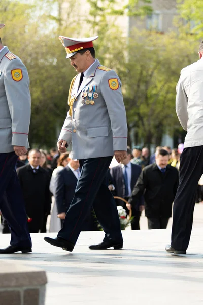 Petropavlovsk 7 Mayıs 2016: Resmi tatil. Defender'ı vatan günün Kazakistan'da 7 Mayıs kutladı. Asker ve askeri. Toplu kutlamalar insanlar.