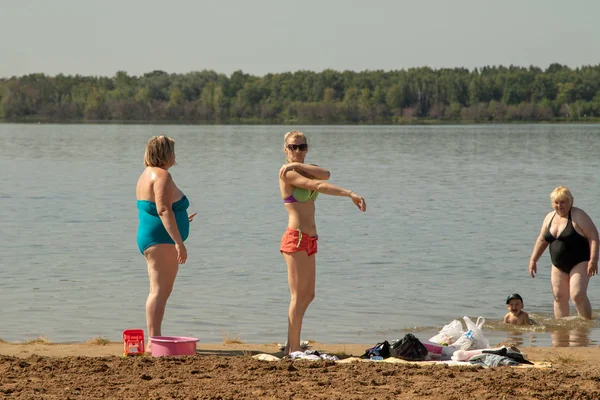 Petropavlovsk Kazakistan Luglio 2018 Gente Bagna Resto Prendendo Sole Lago — Foto Stock