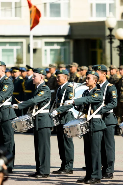 Petropavlovsk 7 Mayıs 2016: Resmi tatil. Defender'ı vatan günün Kazakistan'da 7 Mayıs kutladı. Asker ve askeri. Toplu kutlamalar insanlar.